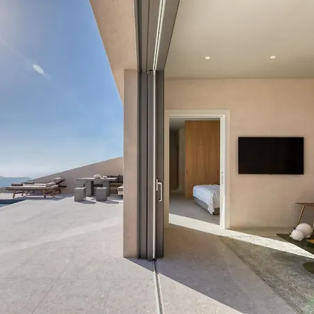 Santorini Sky, Luxury Pírgosz