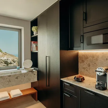 Santorini Sky, Luxury Pýrgos