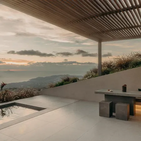 Santorini Sky, Luxury Pýrgos