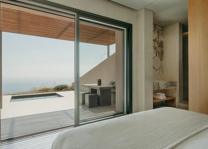 Santorini Sky, Luxury Pýrgos