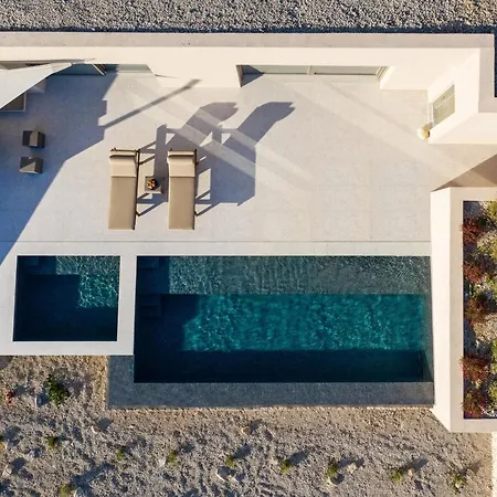 Santorini Sky, Luxury