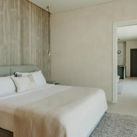 Santorini Sky, Luxury